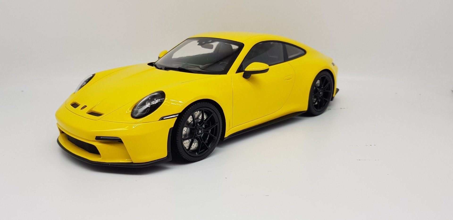 MINICHAMPS PORSCHE 911 (992) GT3 TOURING 2022 (117069021) 1:18