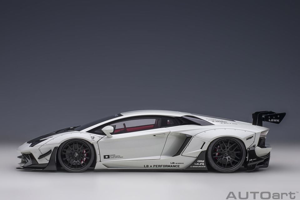 AUTOART LAMBORGHINI LIBERTY WALK AVENTADOR LMTD 1:18 (79241)