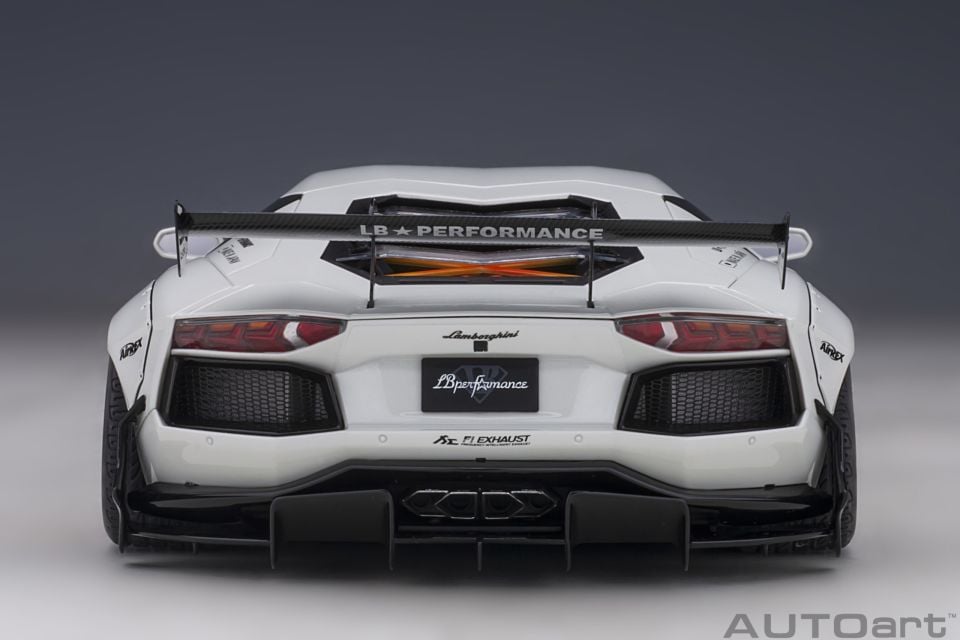 AUTOART LAMBORGHINI LIBERTY WALK AVENTADOR LMTD 1:18 (79241)