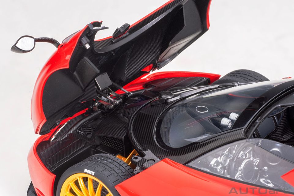 1:18  Autoart Pagani Huayra Roadster