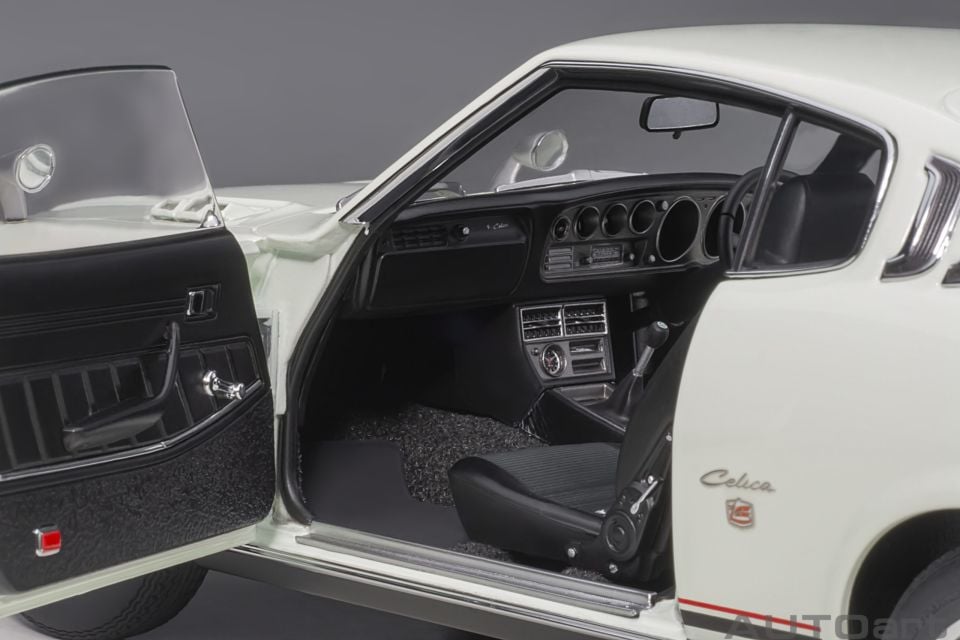 AUTOART TOYOTA CELICA LIFTBACK 2000GT (RA25) 1973 1:18 (78766)