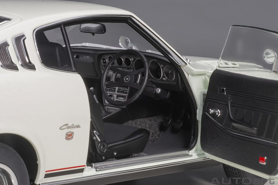AUTOART TOYOTA CELICA LIFTBACK 2000GT (RA25) 1973 1:18 (78766)
