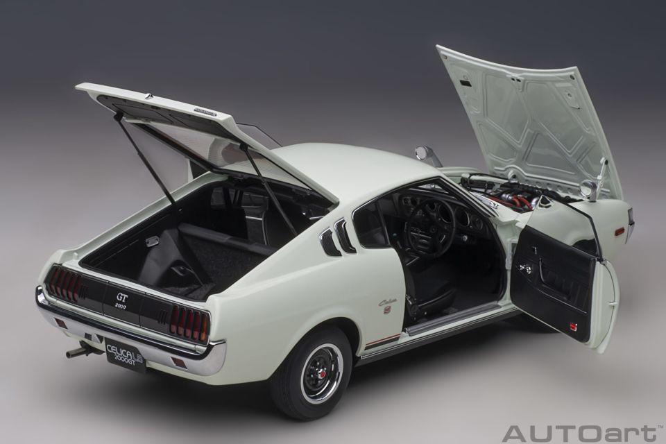AUTOART TOYOTA CELICA LIFTBACK 2000GT (RA25) 1973 1:18 (78766)