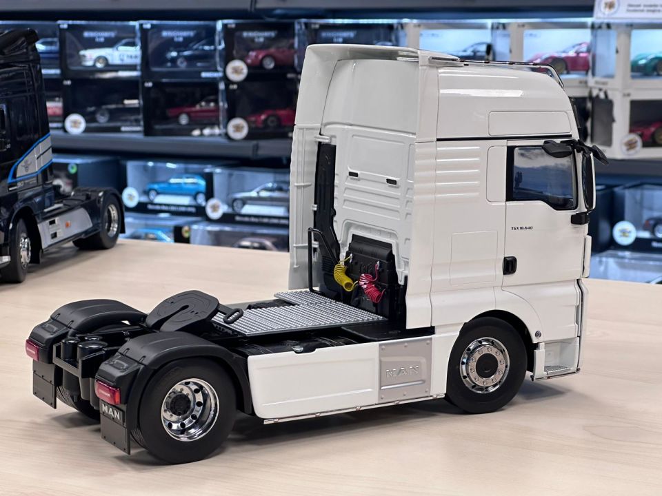 IXO MODELS MAN TGX XXL (PCL30201) 1:18