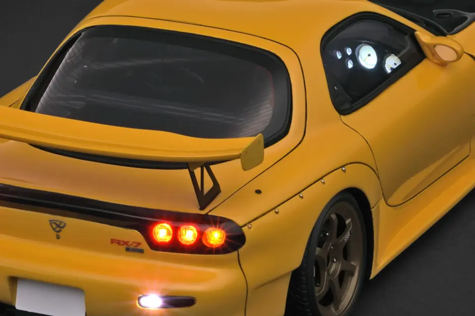 IGNITION MODEL INITIAL D MAZDA RX-7 (FD3S) YELLOW LED VER. 1:18 (IG3801)
