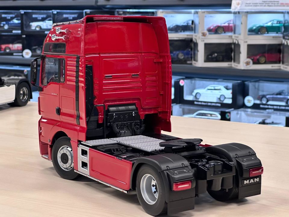 IXO MODELS MAN TGX XXL ROT (PCL30218) 1:18