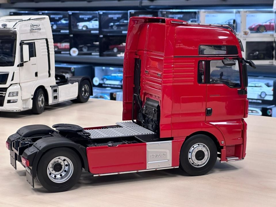 IXO MODELS MAN TGX XXL ROT (PCL30218) 1:18