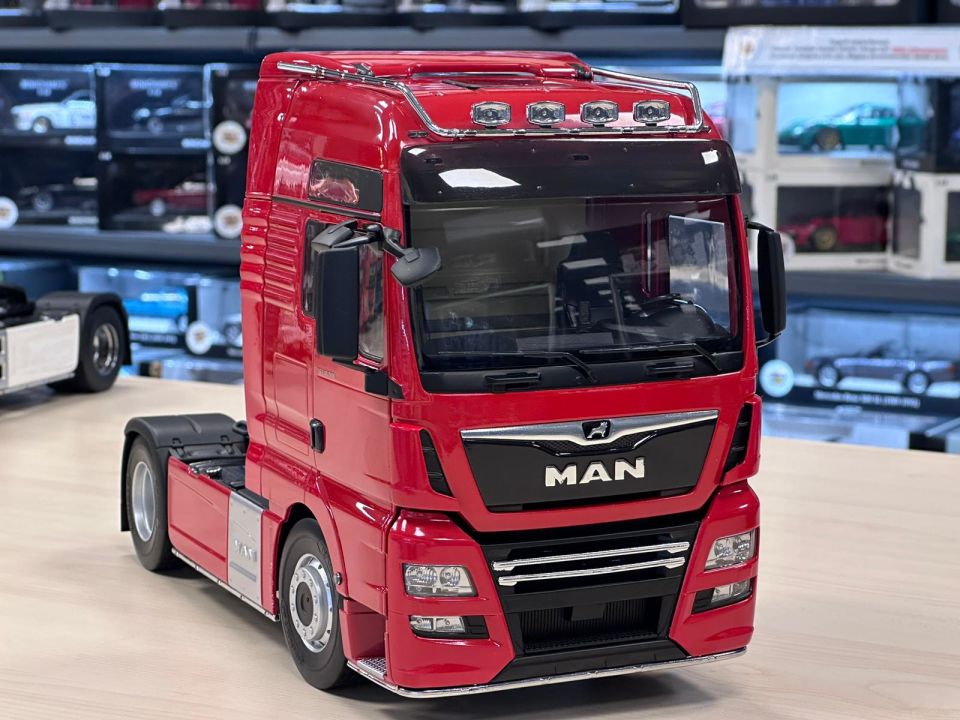IXO MODELS MAN TGX XXL ROT (PCL30218) 1:18