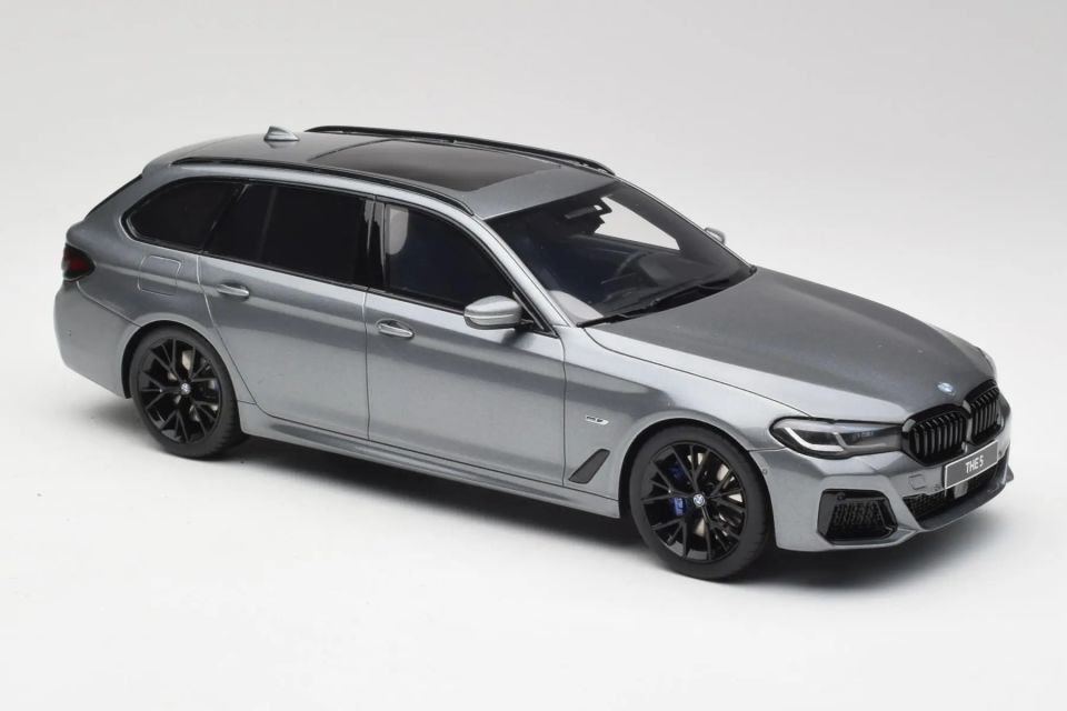 GT SPIRIT BMW 530E M Sport Touring 2023 1:18 (GT485)