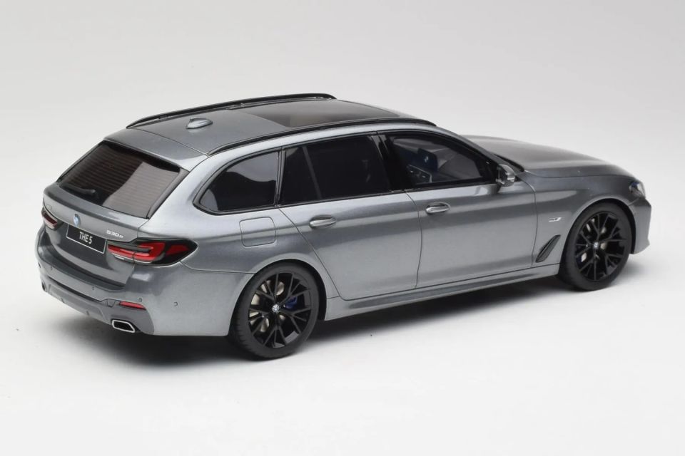 GT SPIRIT BMW 530E M Sport Touring 2023 1:18 (GT485)