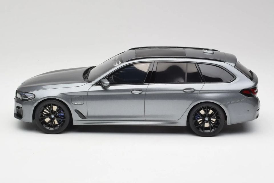 GT SPIRIT BMW 530E M Sport Touring 2023 1:18 (GT485)