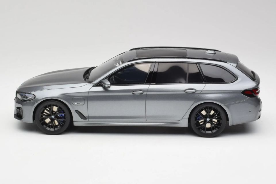 GT SPIRIT BMW 530E M Sport Touring 2023 1:18 (GT485)