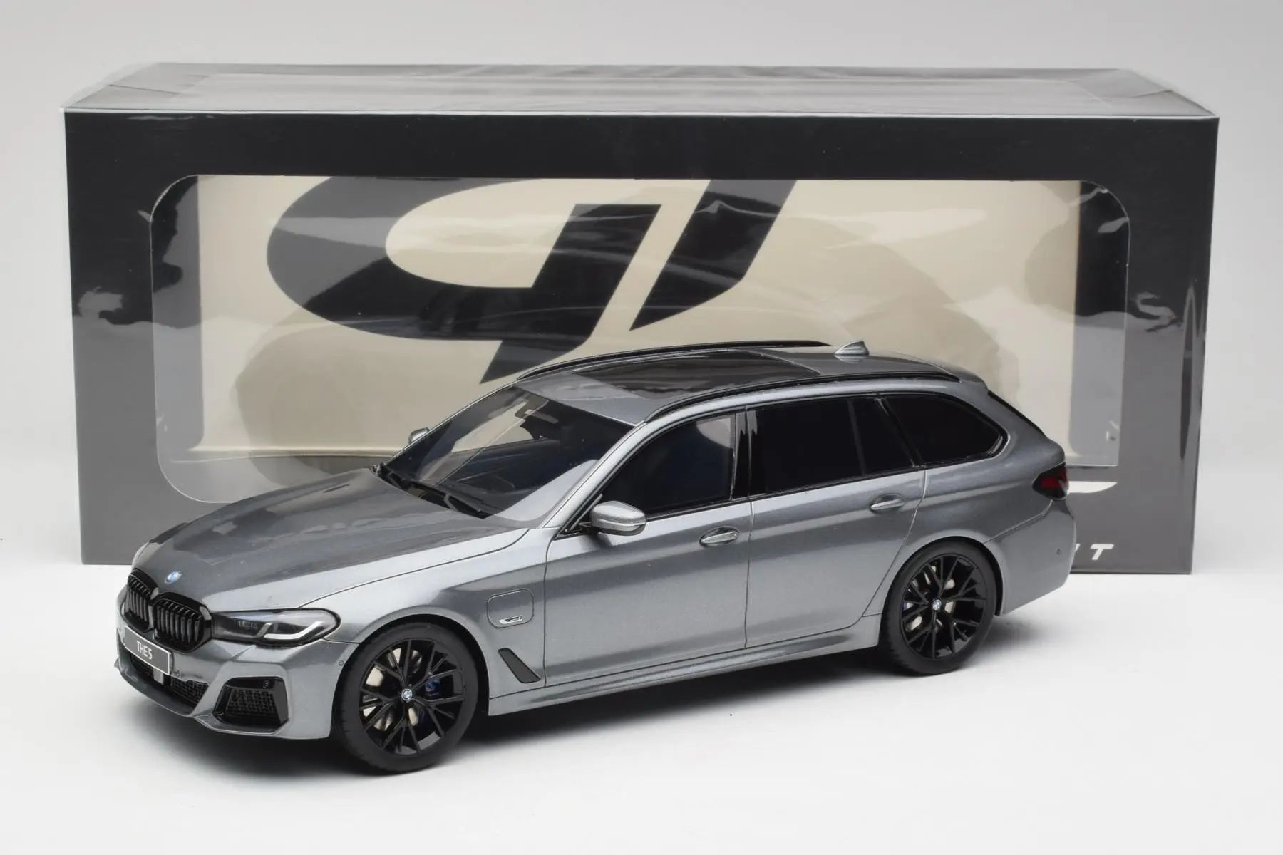 GT SPIRIT BMW 530E M Sport Touring 2023 1:18 (GT485)