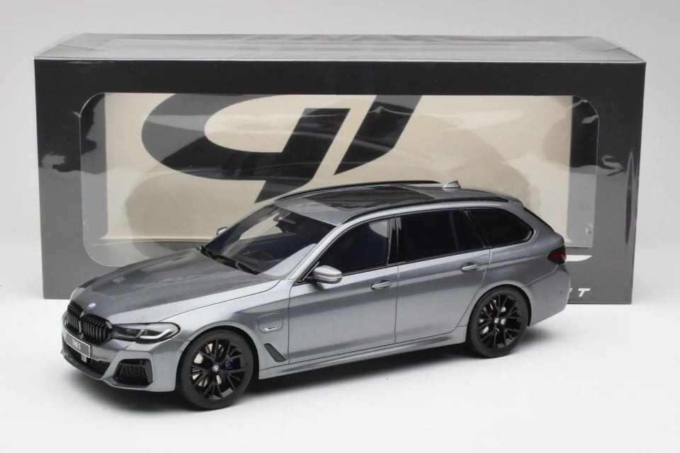 GT SPIRIT BMW 530E M Sport Touring 2023 1:18 (GT485)