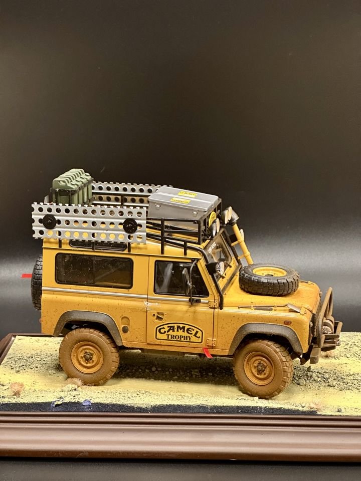 ALMOST REAL 1:18 LAND ROVER DEFENDER 90