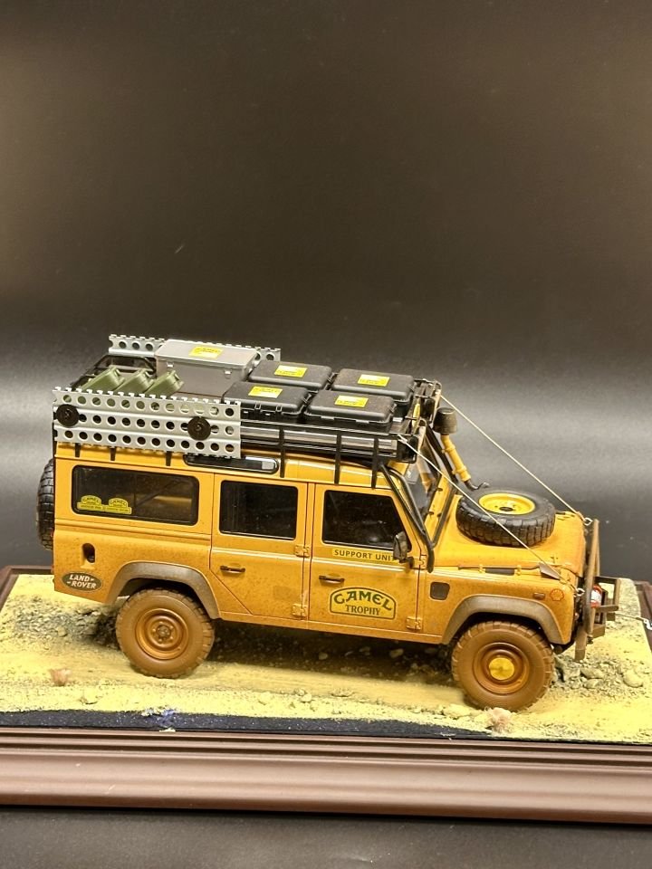 ALMOST REAL 1:18 LAND ROVER DEFENDER 110