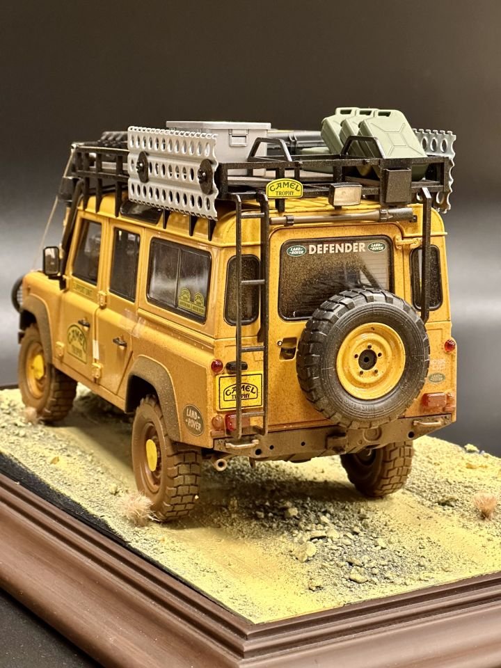 ALMOST REAL 1:18 LAND ROVER DEFENDER 110