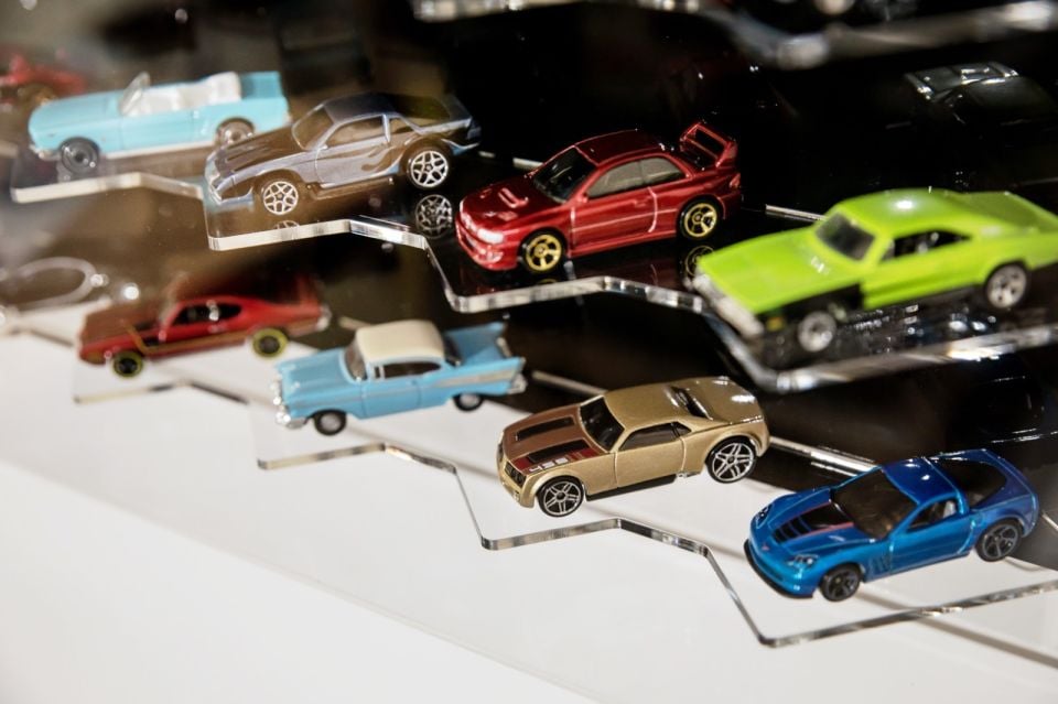 42 Adet 1/64 Ölçek Model Araba İçin Sergileme Ünitesi -Çarpaz Duruş