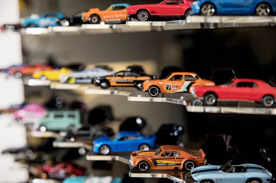 42 Adet 1/64 Ölçek Model Araba İçin Sergileme Ünitesi -Çarpaz Duruş