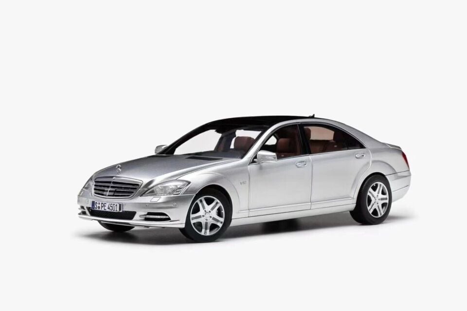 MOTORHELİX Mercedes-Benz S-Class S600L W221 (Silver) Diecast Car Model with Extra Engine