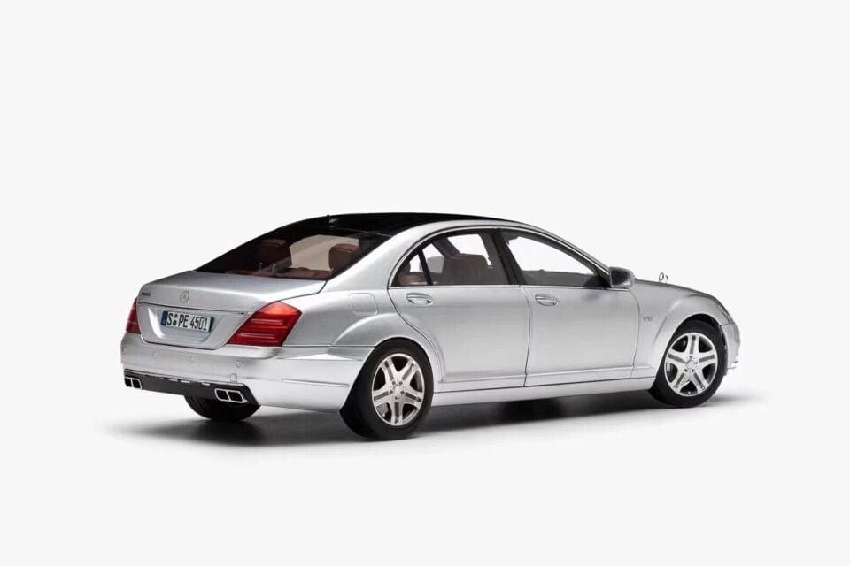 MOTORHELİX Mercedes-Benz S-Class S600L W221 (Silver) Diecast Car Model with Extra Engine