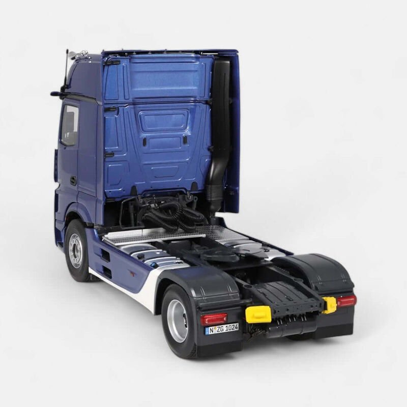 NZG Mercedes-Benz Actros 4x2 ve Lohr araç taşıyıcı 1:18