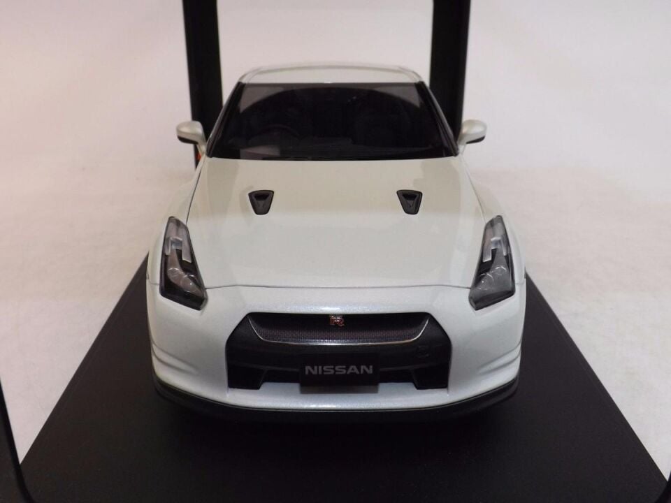 AUTOART 1:18 NISSAN GT-R (77387) WHITE PEARL