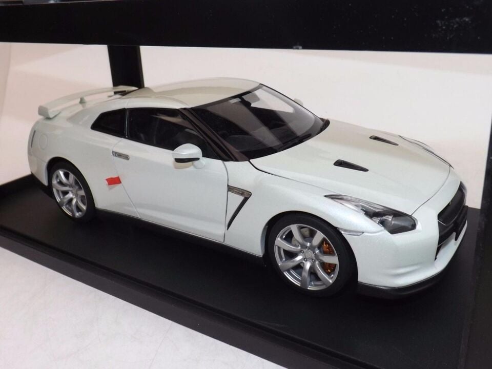 AUTOART 1:18 NISSAN GT-R (77387) WHITE PEARL