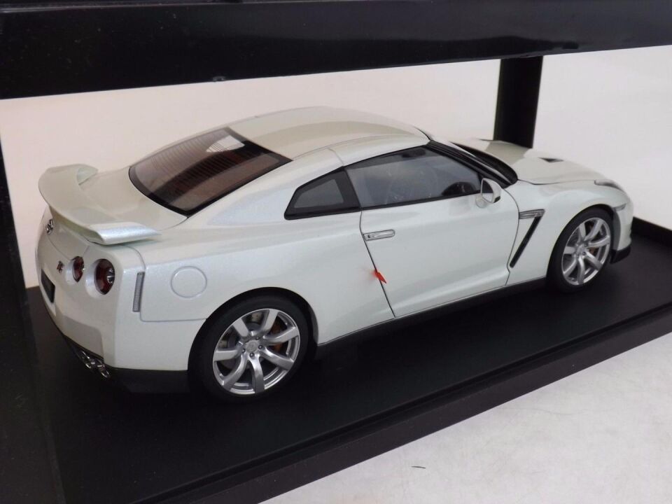 AUTOART 1:18 NISSAN GT-R (77387) WHITE PEARL