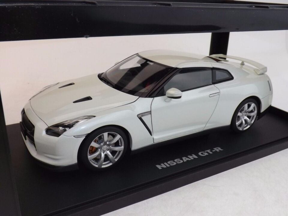 AUTOART 1:18 NISSAN GT-R (77387) WHITE PEARL