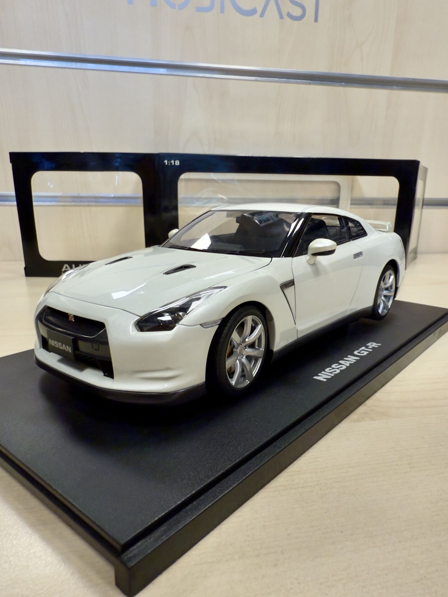 AUTOART 1:18 NISSAN GT-R (77387) WHITE PEARL