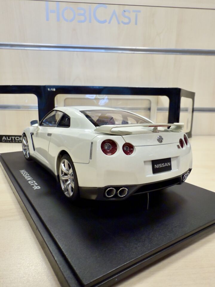 AUTOART 1:18 NISSAN GT-R (77387) WHITE PEARL