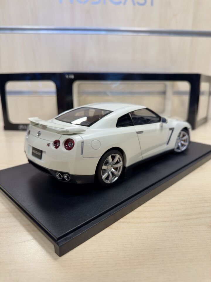 AUTOART 1:18 NISSAN GT-R (77387) WHITE PEARL