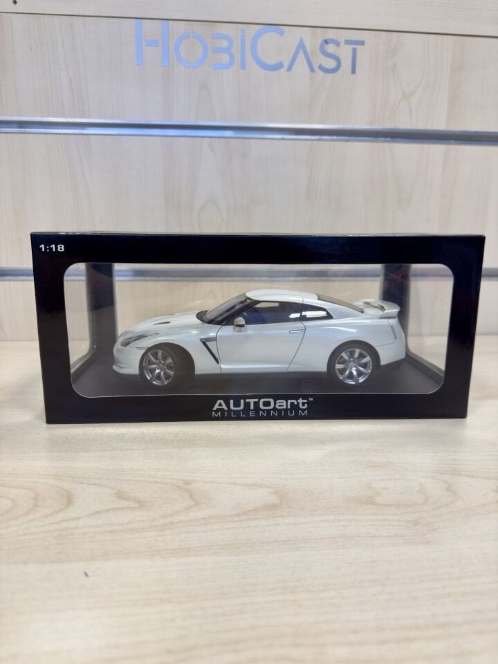 AUTOART 1:18 NISSAN GT-R (77387) WHITE PEARL