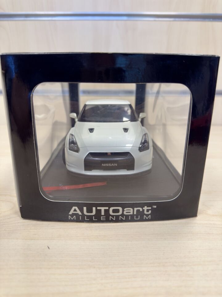 AUTOART 1:18 NISSAN GT-R (77387) WHITE PEARL