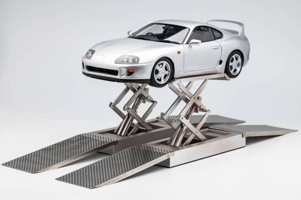 LCD MODELS TOYOTA SUPRA MKIV (A80) 1993 SILVER 1:18