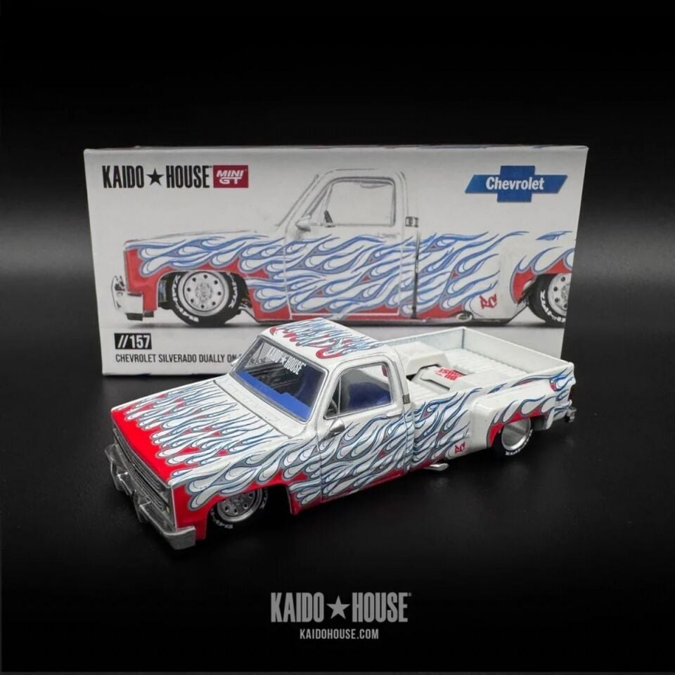 MINI GT CHEVROLET SILVERADO DUALLY ON FIRE V2 KHMG157 1:64