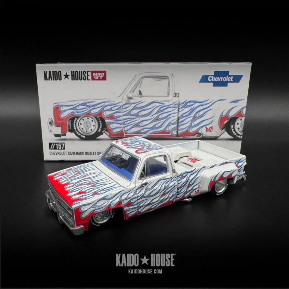MINI GT CHEVROLET SILVERADO DUALLY ON FIRE V2 KHMG157 1:64