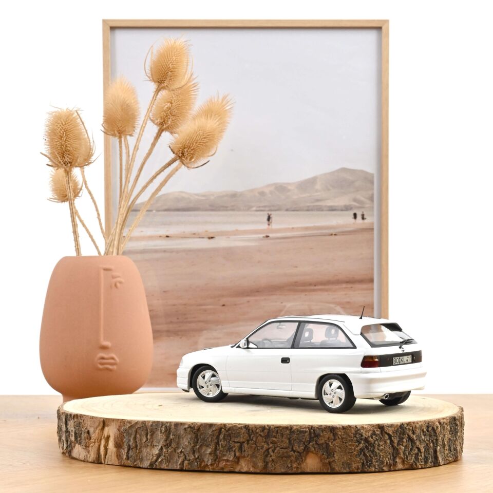 NOREV 1:18 OPEL ASTRA GSI 1991 Casablanca White 183673