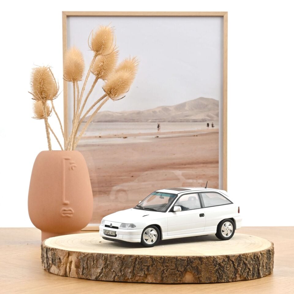 NOREV 1:18 OPEL ASTRA GSI 1991 Casablanca White 183673