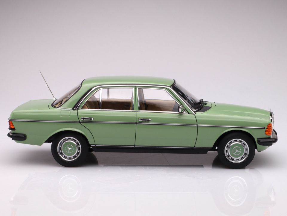 NOREV MERCEDES BENZ 200 W123 LIMOUSINE 1982 1:18 (183796)
