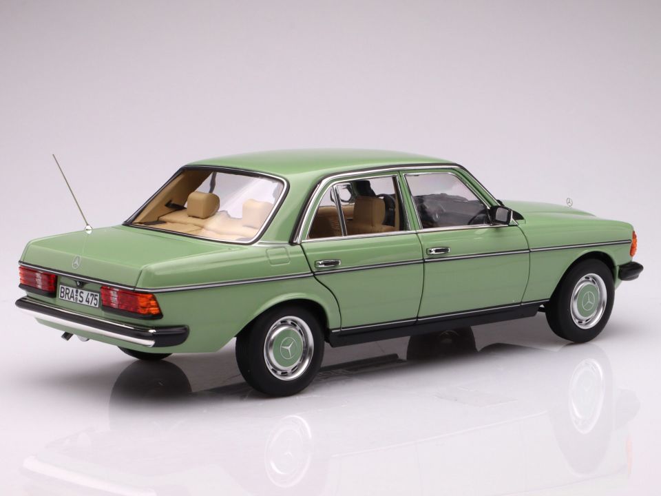 NOREV MERCEDES BENZ 200 W123 LIMOUSINE 1982 1:18 (183796)