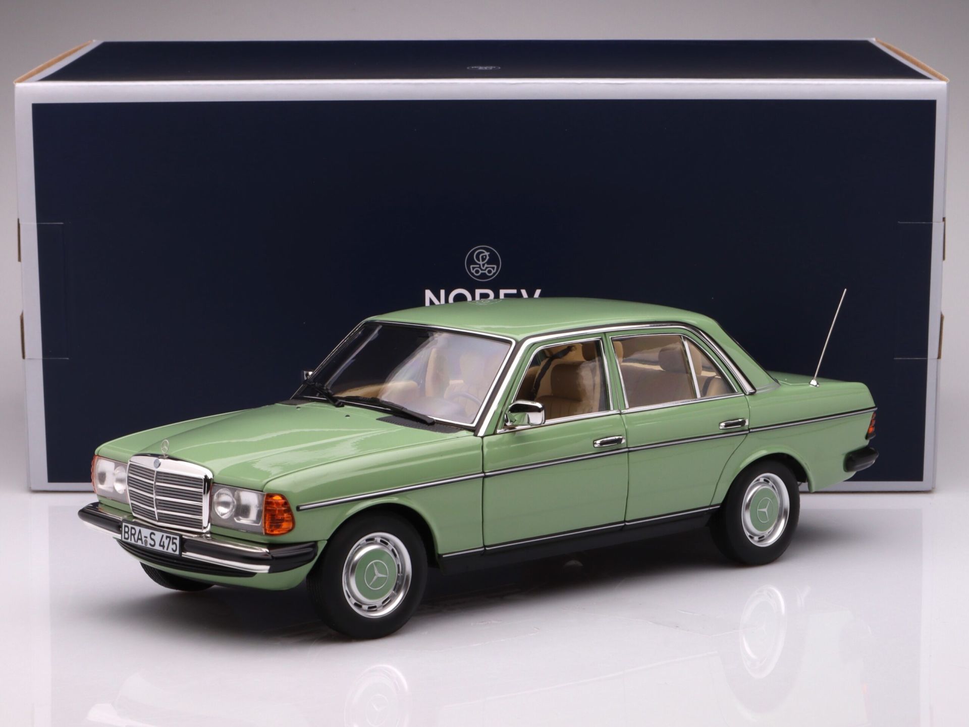 NOREV MERCEDES BENZ 200 W123 LIMOUSINE 1982 1:18 (183796)