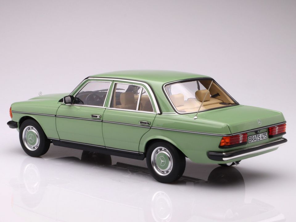 NOREV MERCEDES BENZ 200 W123 LIMOUSINE 1982 1:18 (183796)