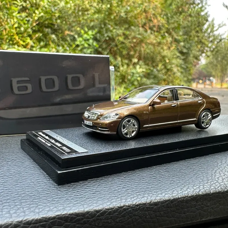 MOTORHELIX 1:64 BENZ S-CLASS S600L (W221) BROWN