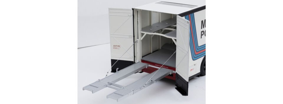 SCHUCO 1:18 Mercedes Benz Renntransporter '' Martini Porsche Racing ''