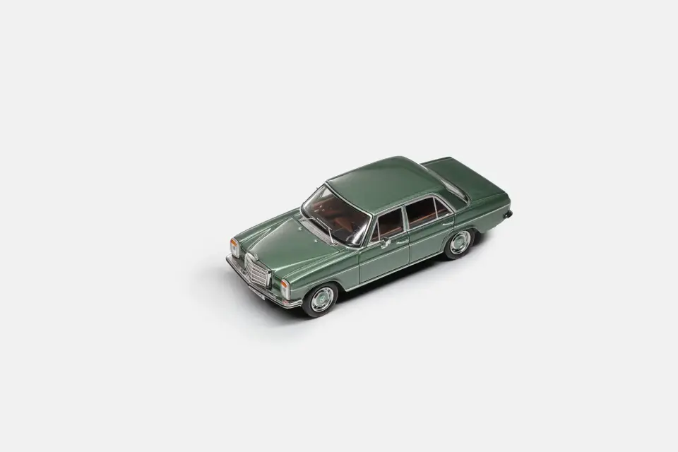 MAXWELL MERCEDES-BENZ W114 (STRICH 8) 1:64