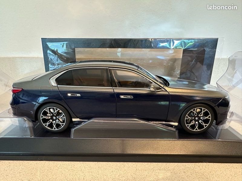 1:18 Minichamps 2023 BMW 7 SERIES i7 xDRIVE60