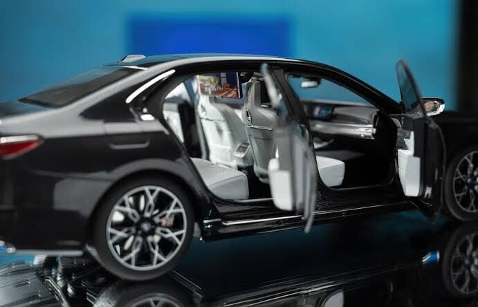 1:18 Minichamps 2023 BMW i7 Limousine (G70)