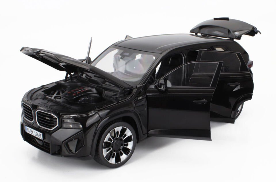MINICHAMPS BMW XM (G09) BLACK SAPPHIRE 2023 1:18 DEALER VERSION
